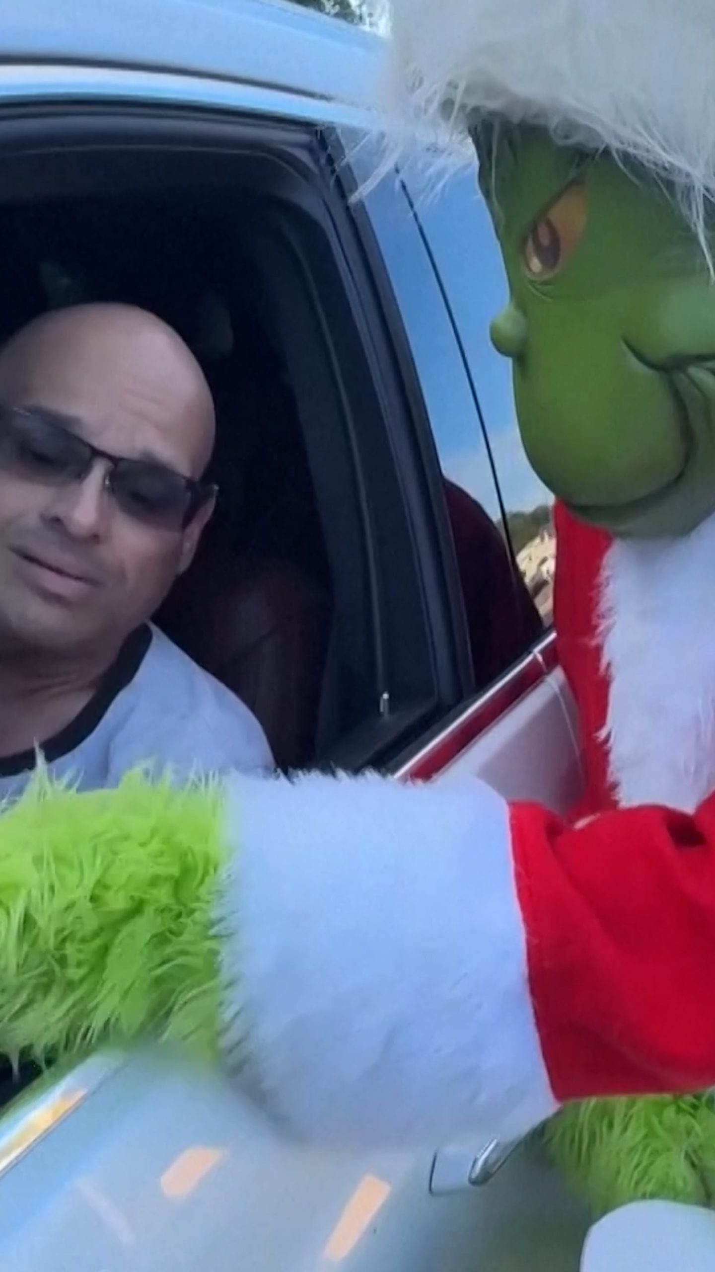 Florida officer pulls people over as Grinch