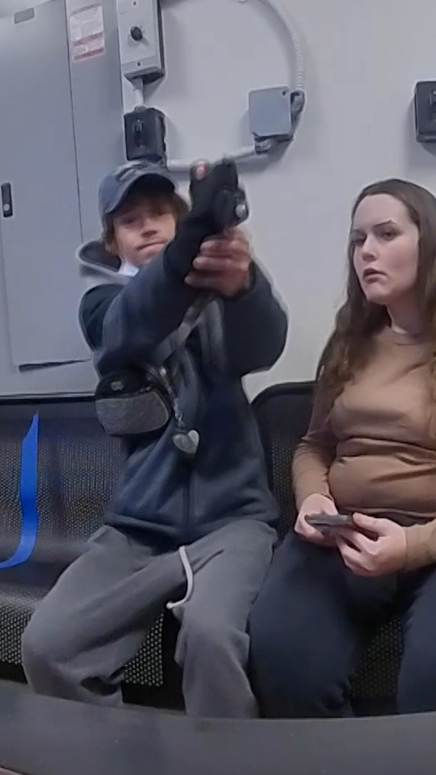 Suspected shoplifter pulls gun on Ohio officer