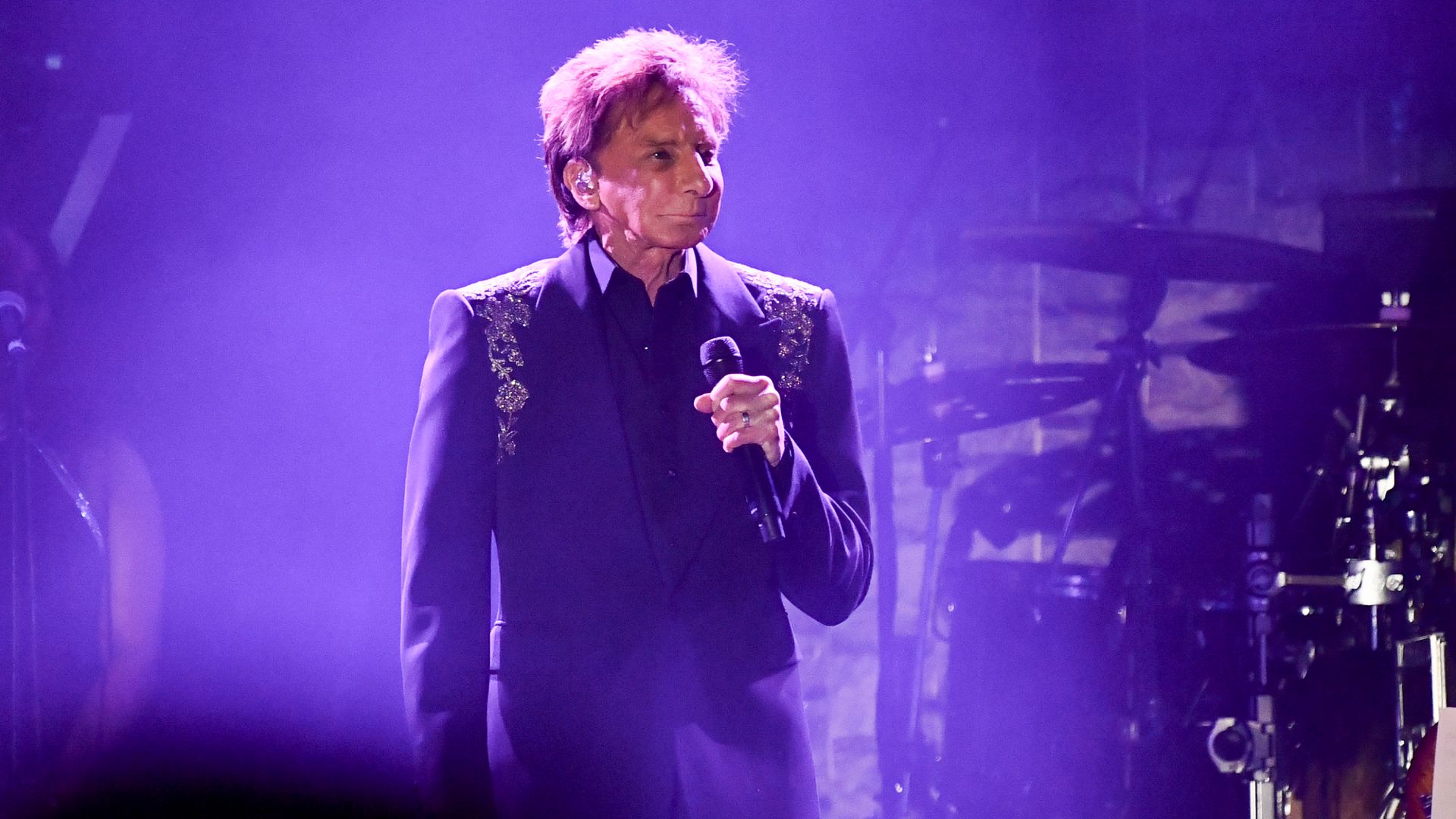 Barry Manilow needs surgery for lung cancer, singer reveals