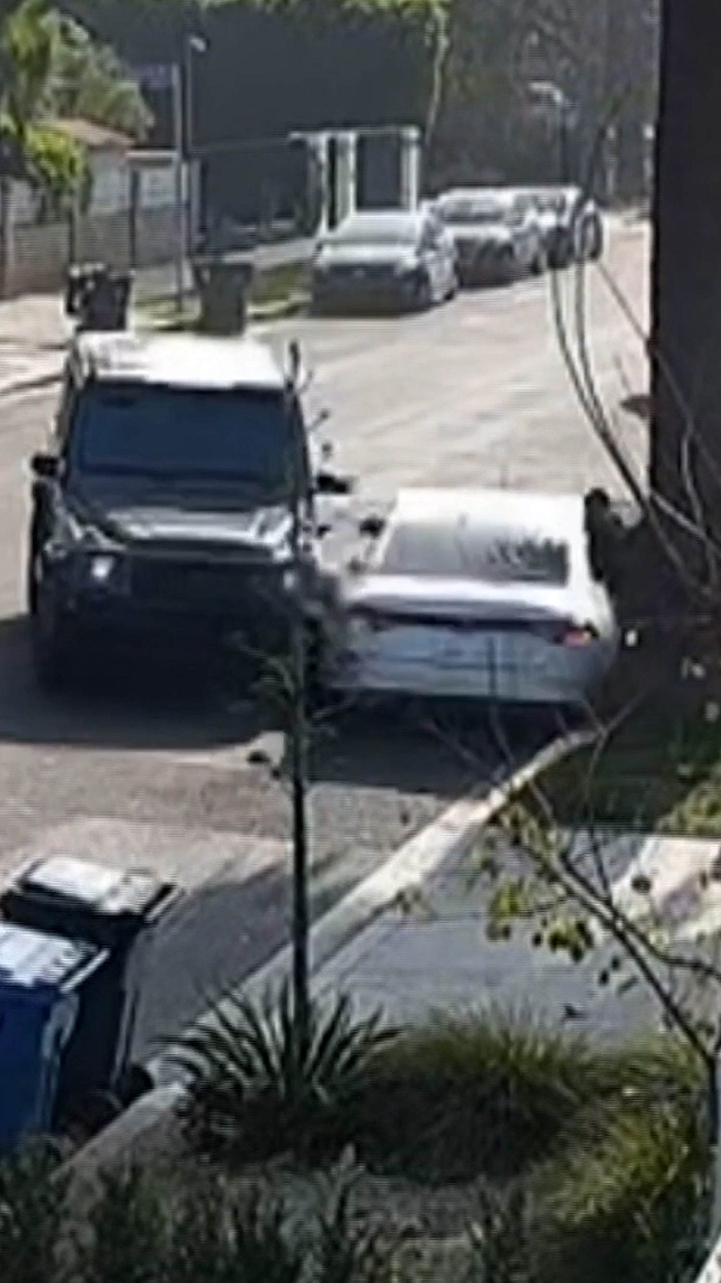 Mom rams into alleged burglars car targeting her home