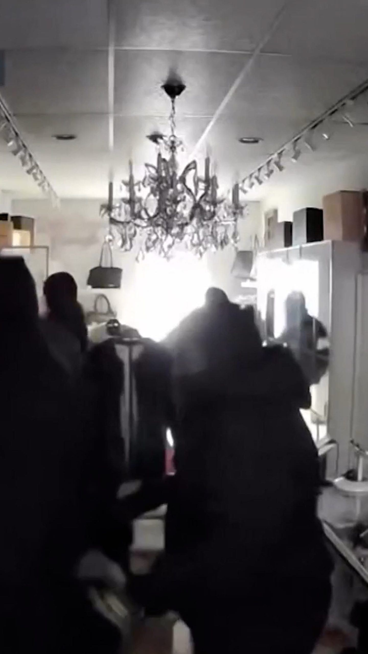 Masked suspects clear out Chicago shop in 2-minute heist