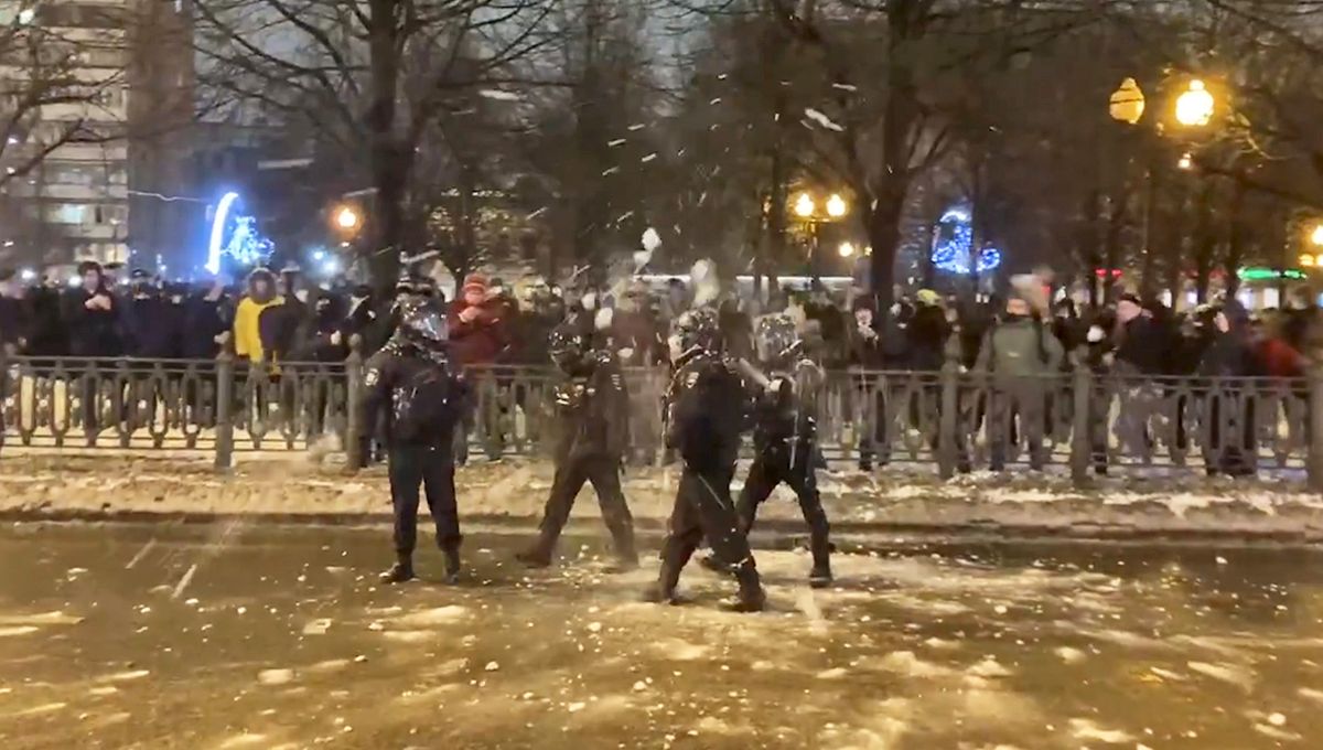 Does a video show ICE agents in NYC being pelted with snowballs? Not so fast