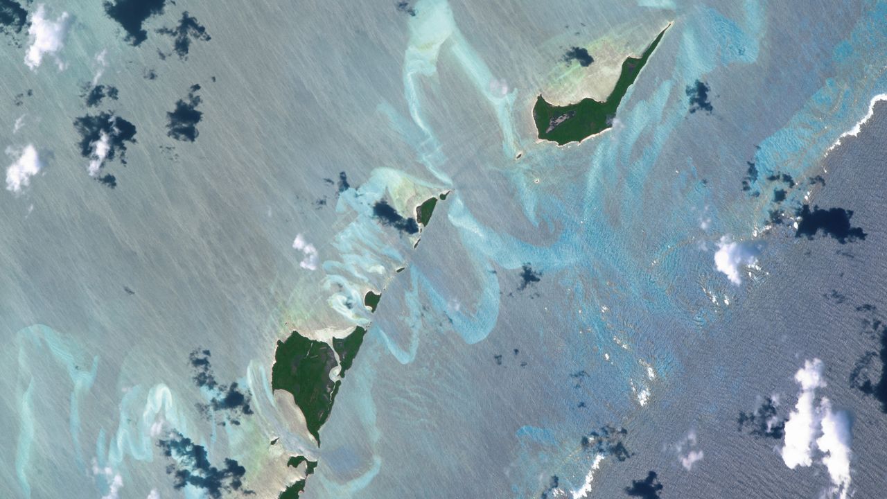 Submerged sandbanks shine like underwater auroras in astronaut’s view of the Bahamas — Earth from space