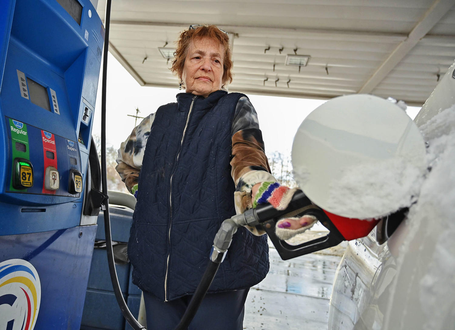 Average nationwide gas cost will dip below $3 per gallon this year, price tracking group projects