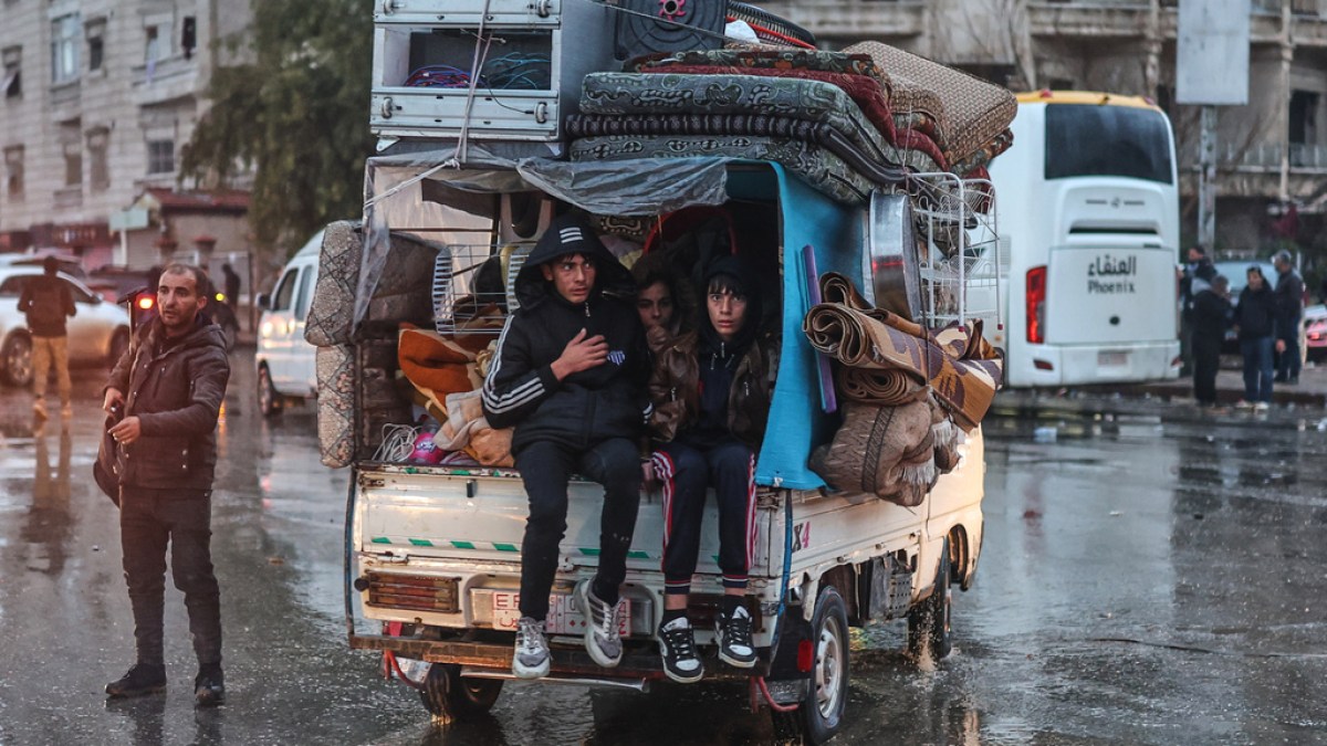 Syrian army renews Aleppo strikes as Kurdish fighters refuse to budge