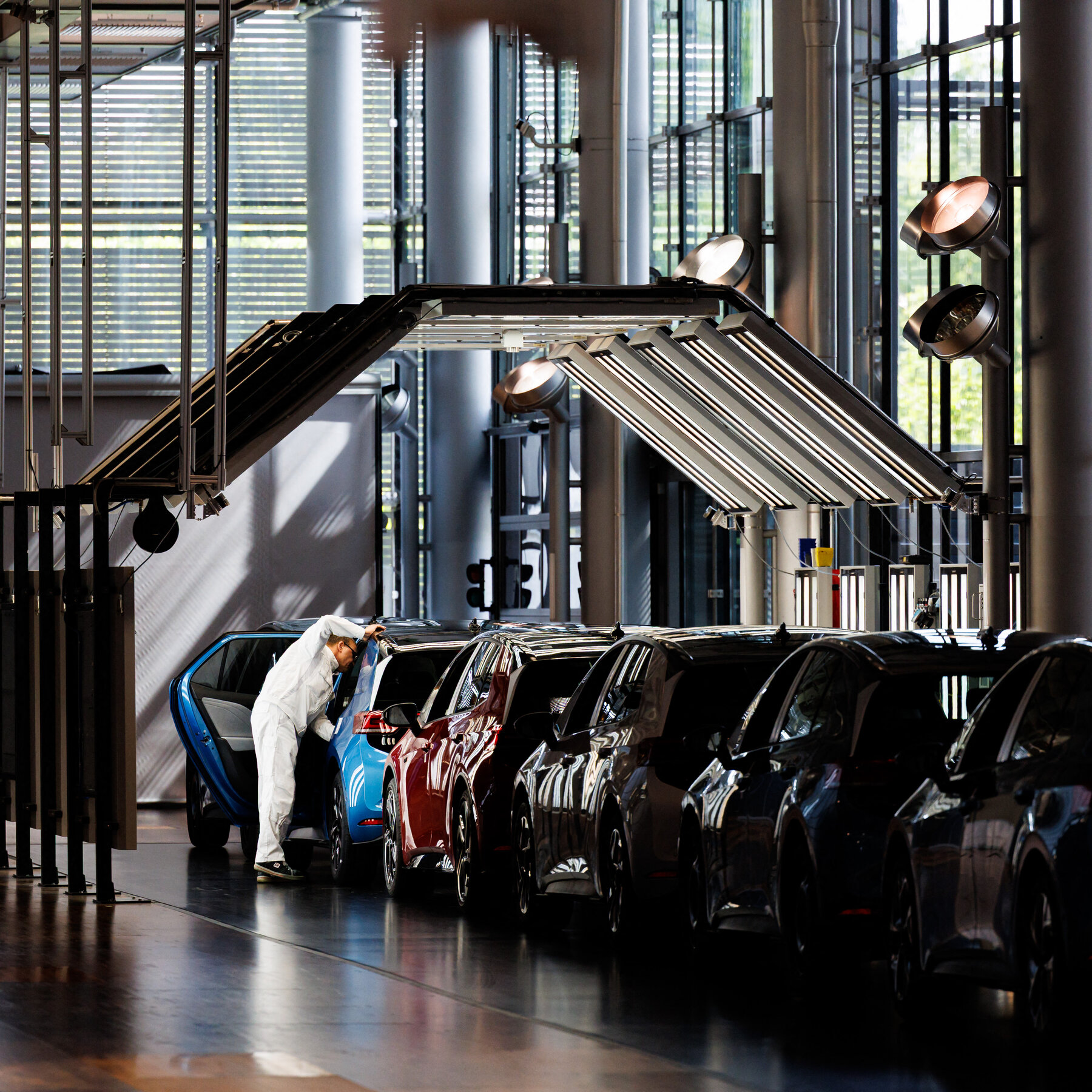 Volkswagen Suffers More Than Rivals From Auto Industry Woes