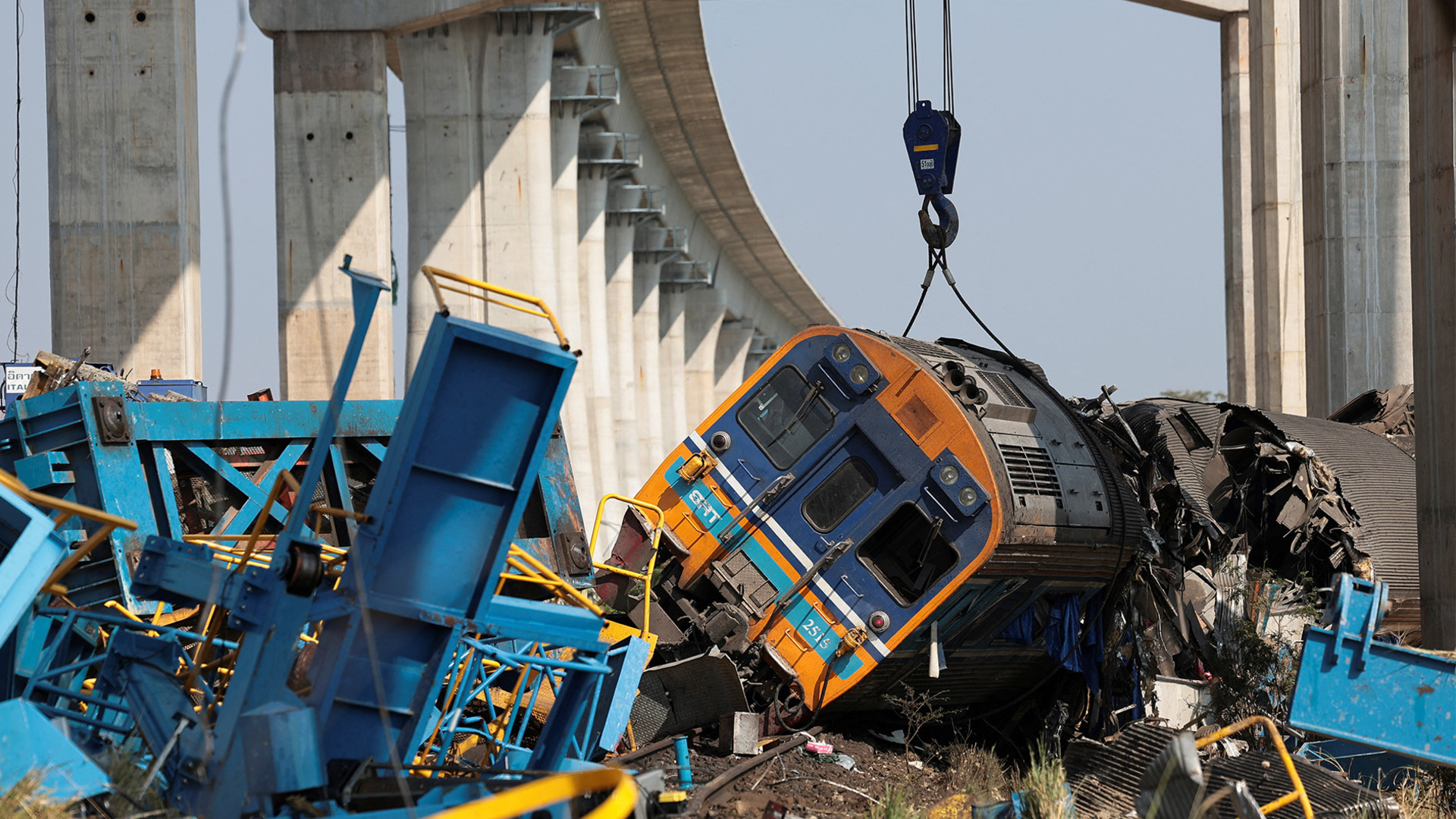 Crane collapse causes deadly train crash in Thailand