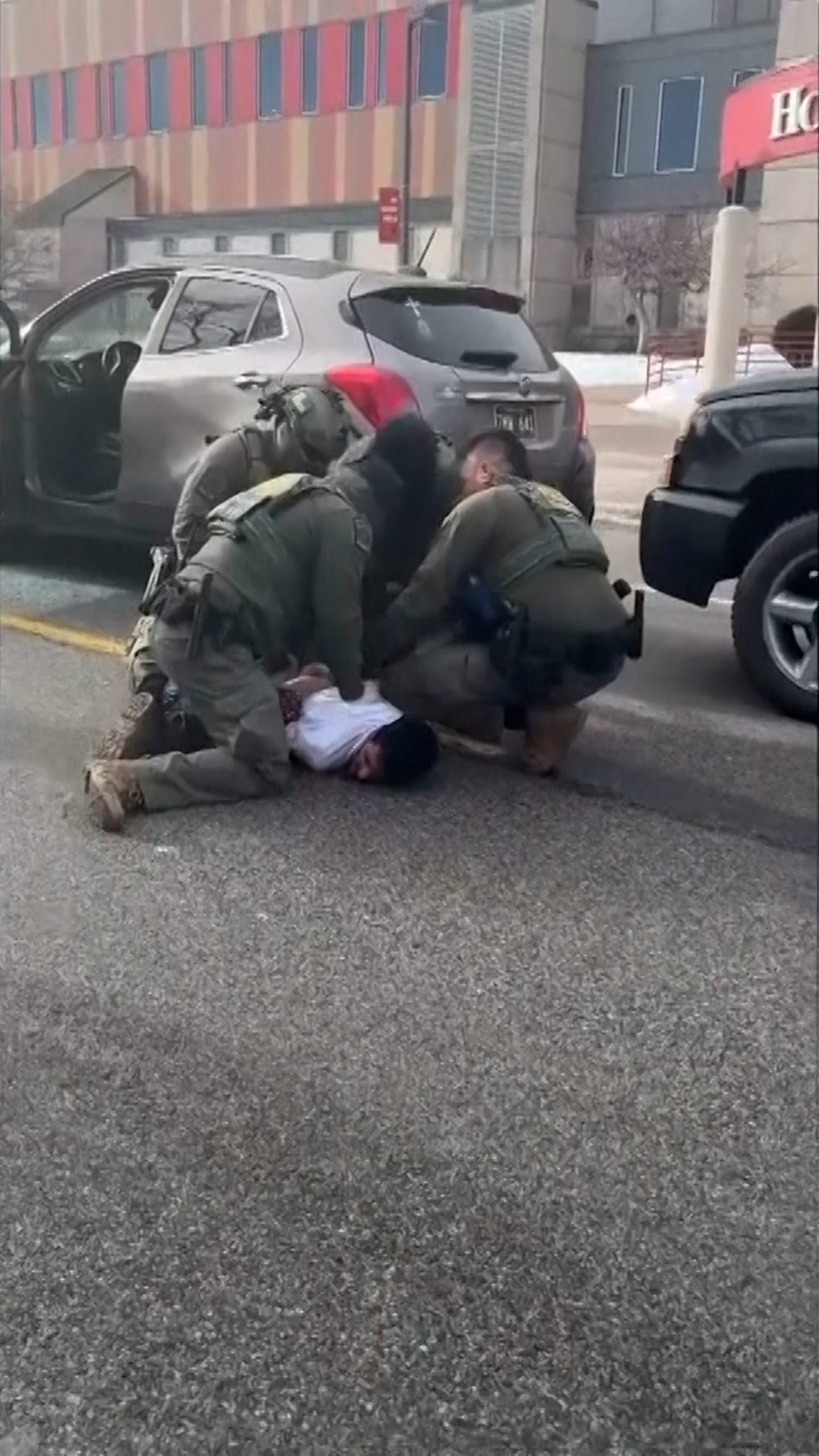 ICE agent appears to knee man in the face in Minneapolis