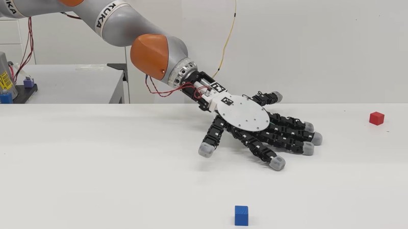 This detached hand robot has a thing for skittering on its fingertips