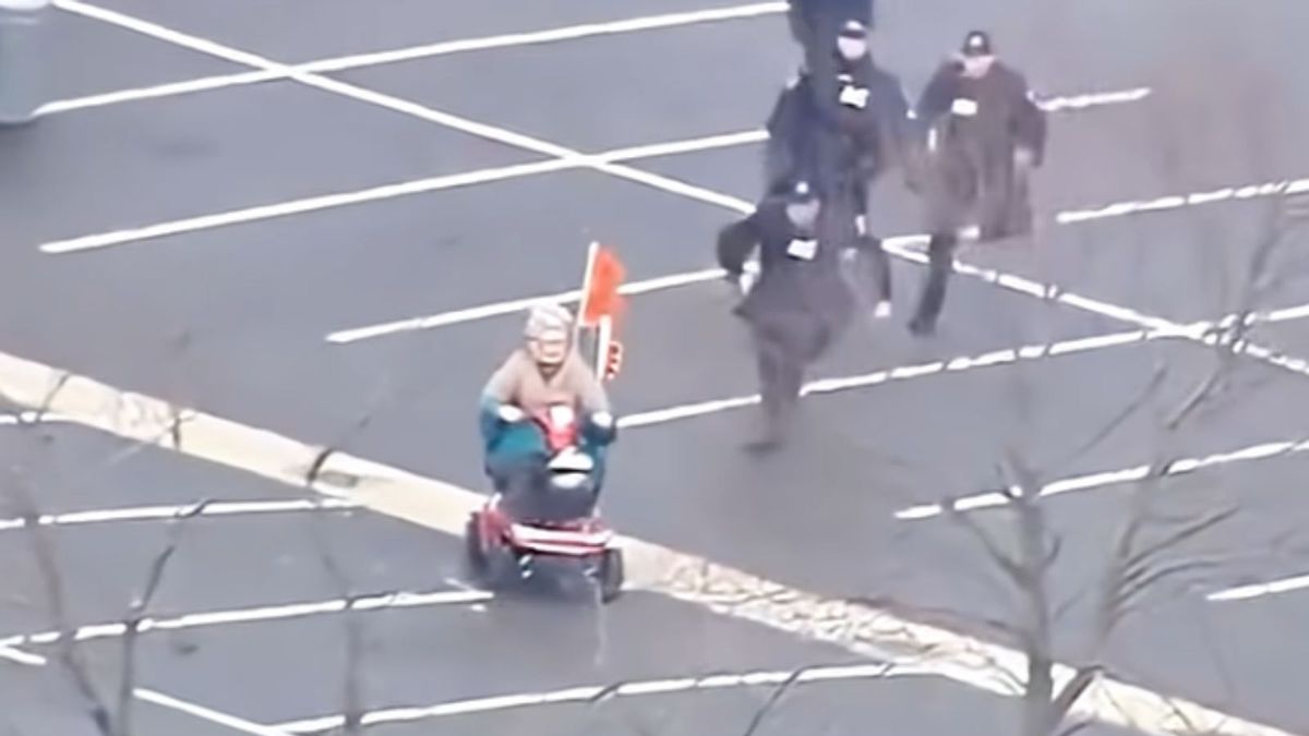Does video show ICE agents chasing older woman on mobility scooter?