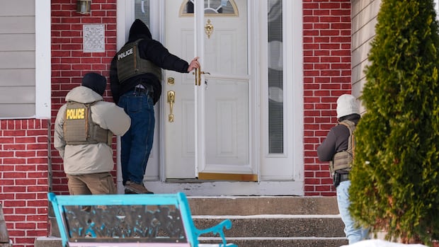 ICE officers can assert sweeping power to enter homes without a judge’s warrant, internal memo says