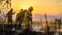 Firefighters battle ’emergency level’ blazes in Australia heatwave