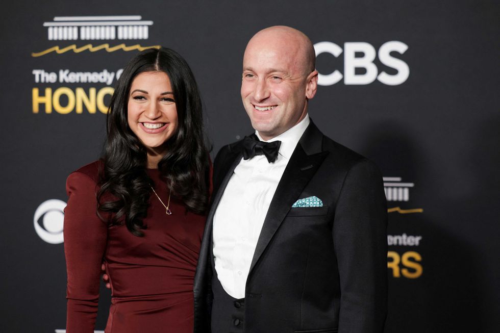 Stephen Miller’s wife roasted for ‘trying to throw others under the bus’ to ‘save his job’