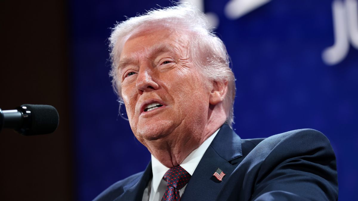 Did Trump email supporters asking if they were American citizens or if ICE needed to track them down?