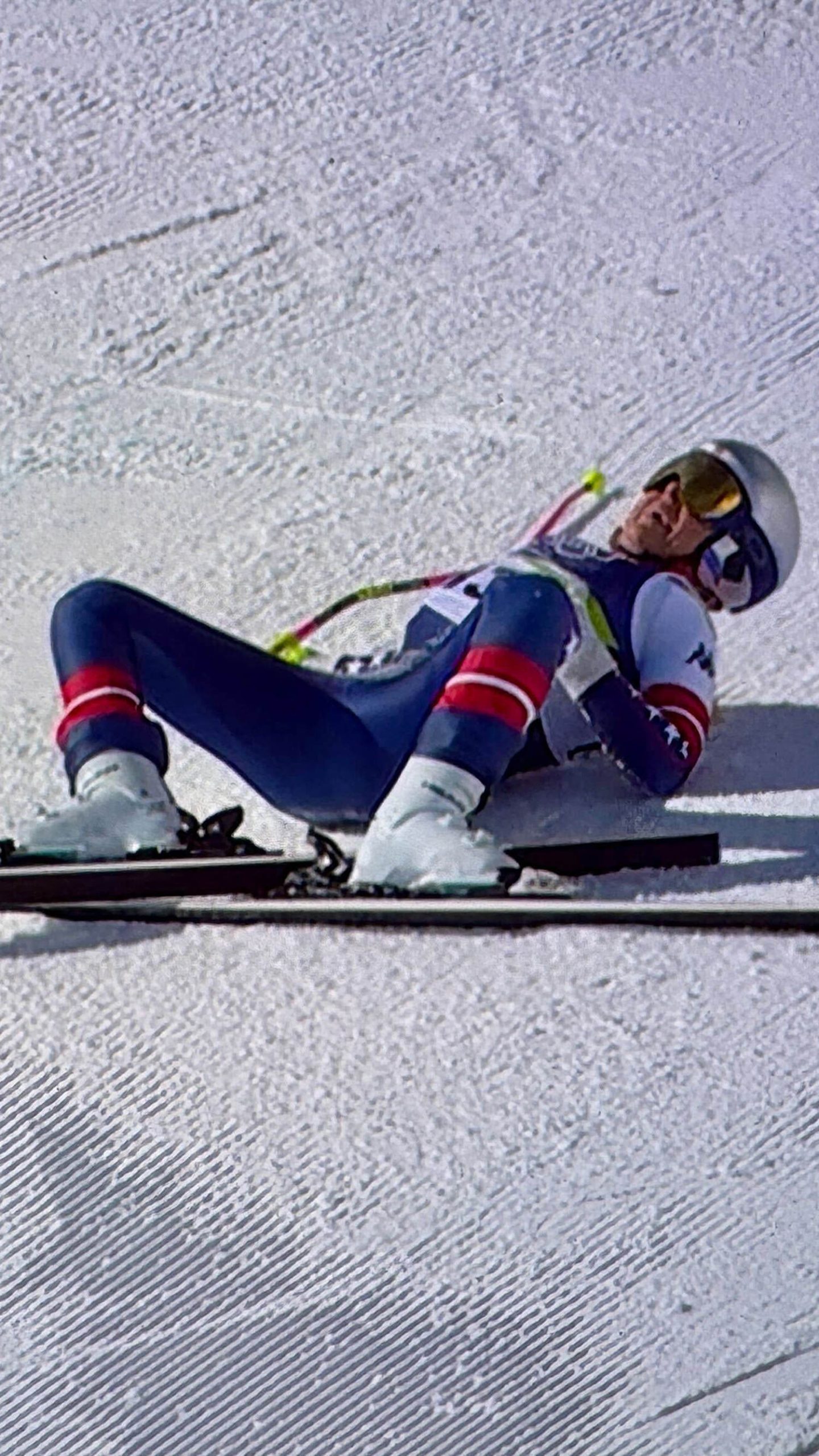 Lindsey Vonn airlifted off course after crashing