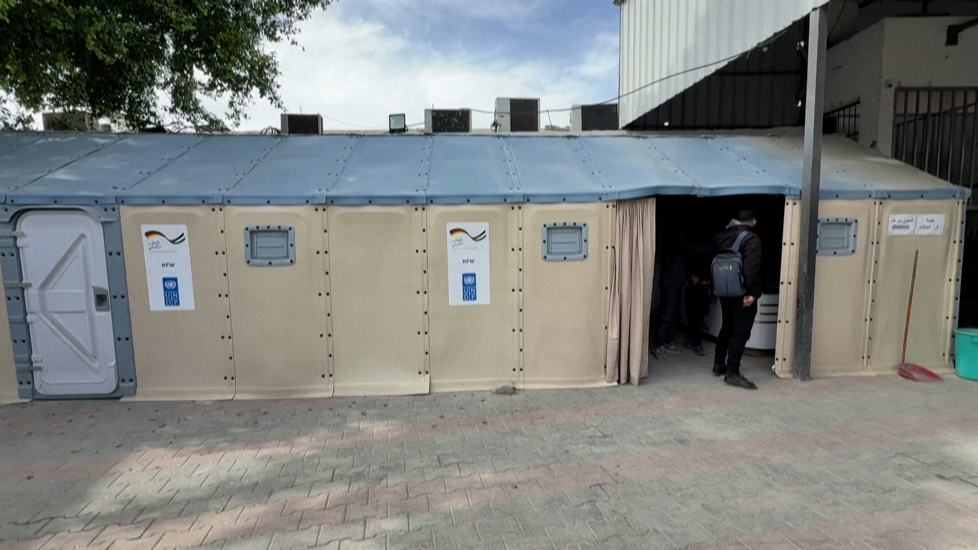 UN installs relief housing units for displaced families in Gaza