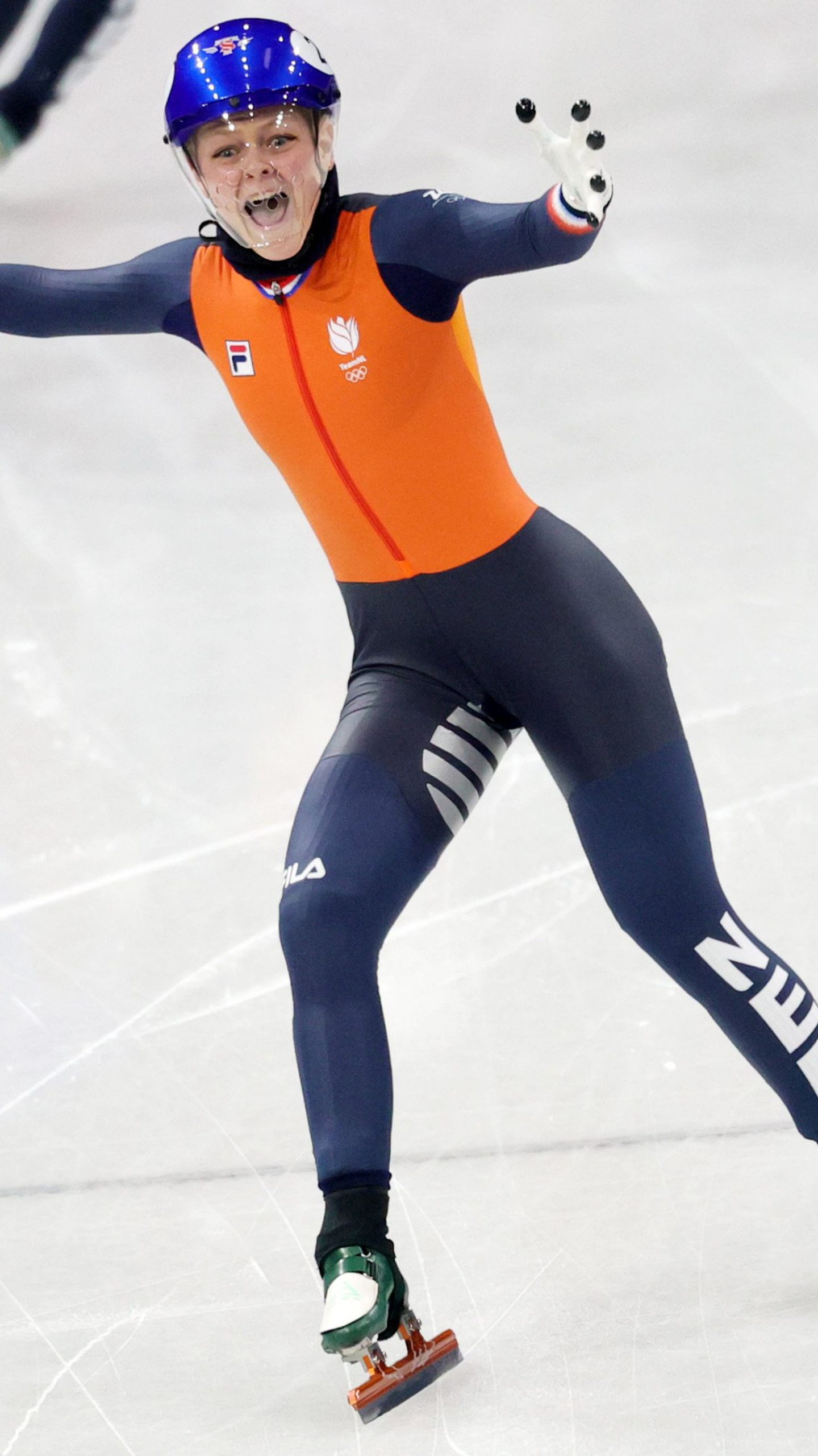 Dutch speed skater Velzeboer gets gold in short-track event