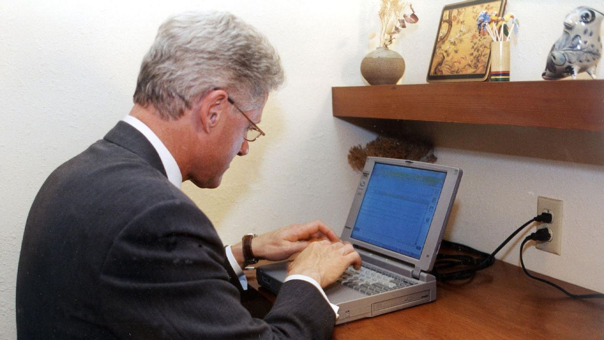 Photo shows Bill Clinton typing out email in 1998. But was it his first?
