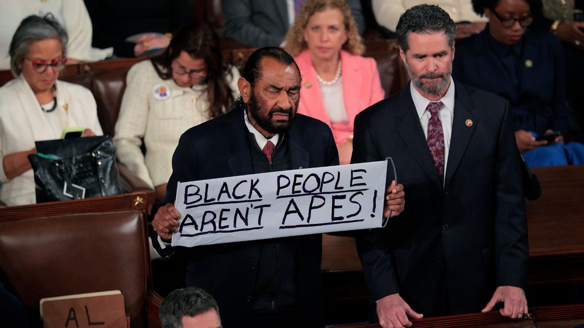 Why Rep. Al Green held ‘apes’ sign protesting Trump at 2026 State of the Union