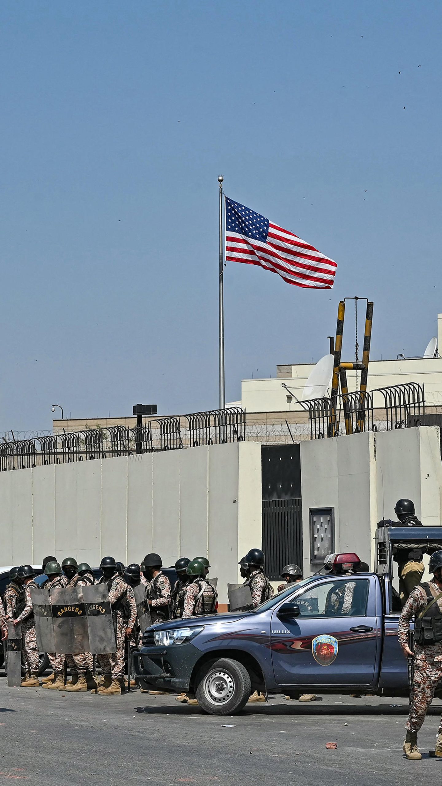 Protesters storm and batter U.S. consulate in Pakistan