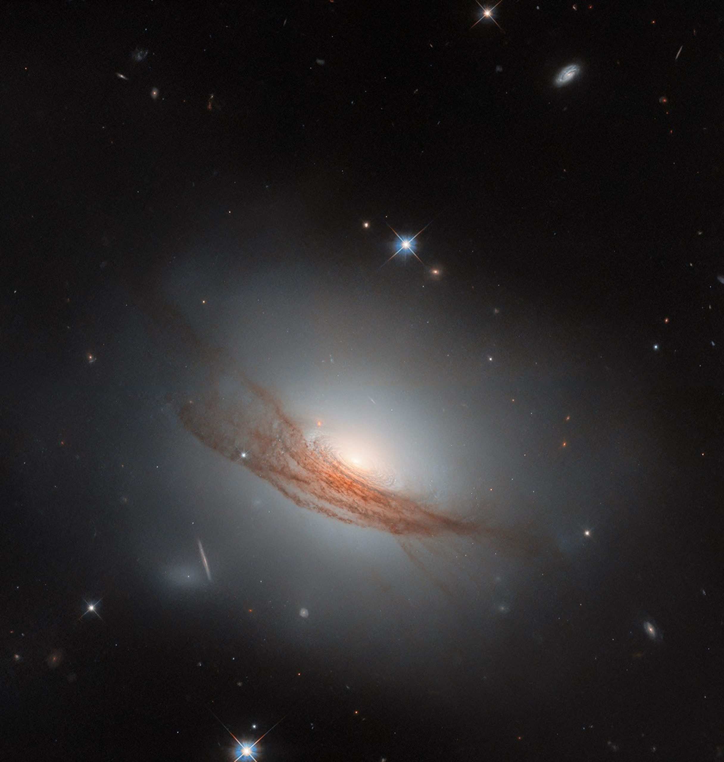 Hubble Spots Lens-Shaped Galaxy