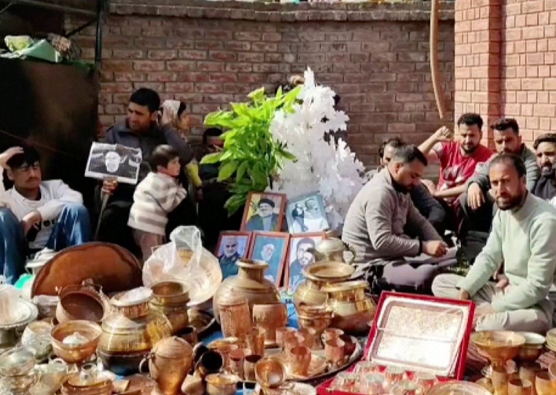 Kashmiris donate gold and cash to support Iran