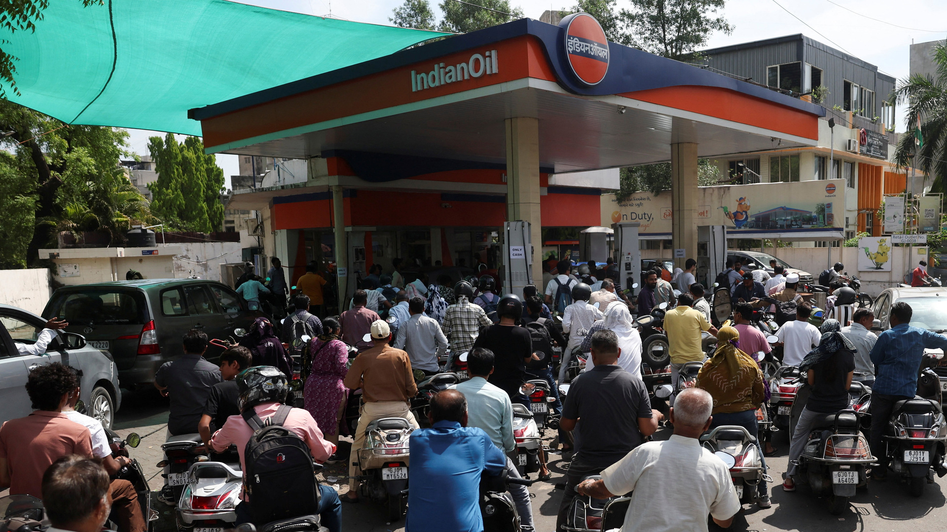 Indian police manage long lines as panic grows over fuel shortages