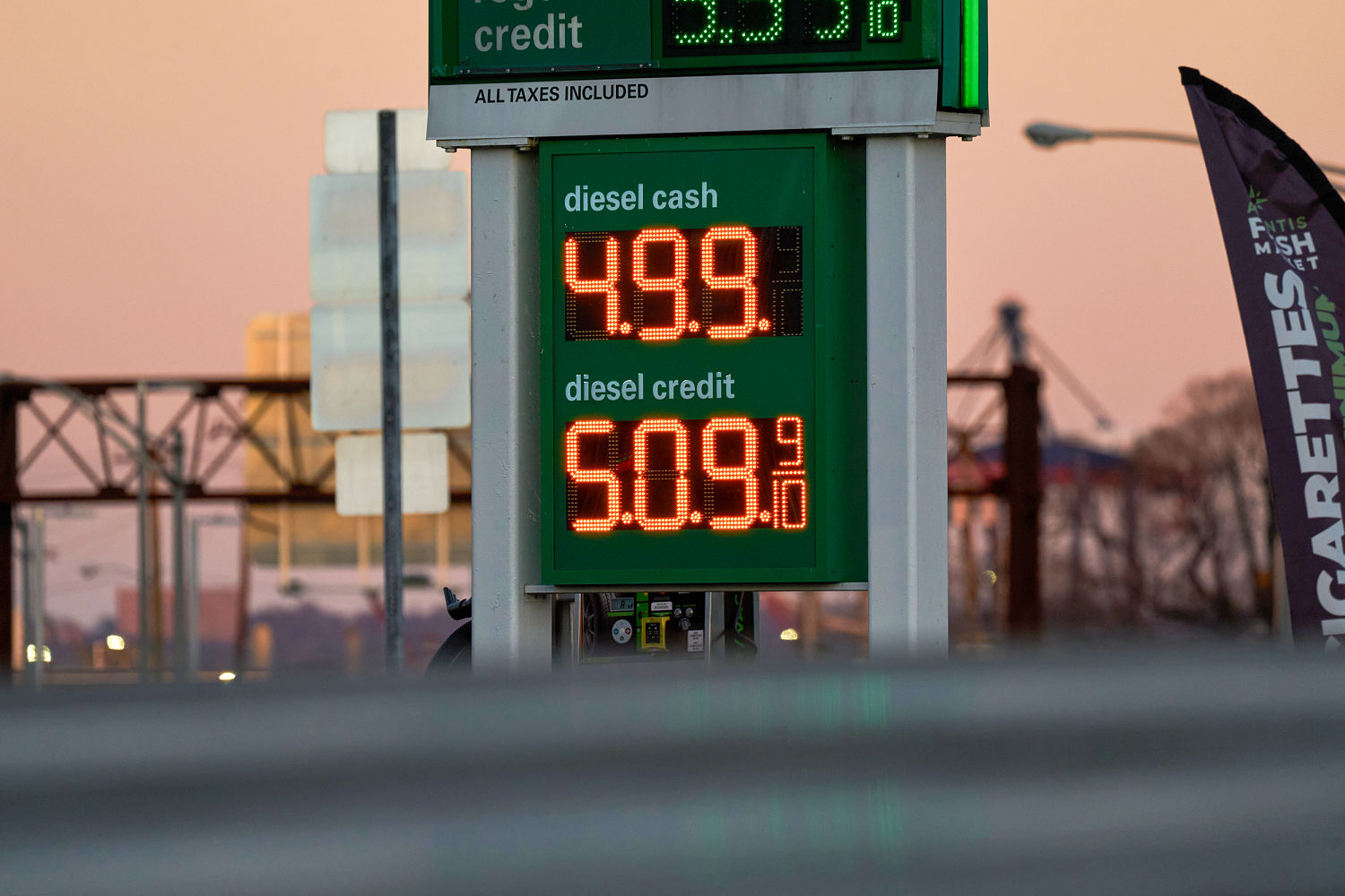 Average U.S. gas price hits $4 for the first time since 2022