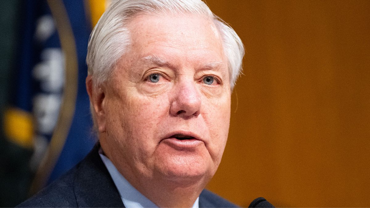 Does photo show Lindsey Graham holding bubble wand at Disney World?