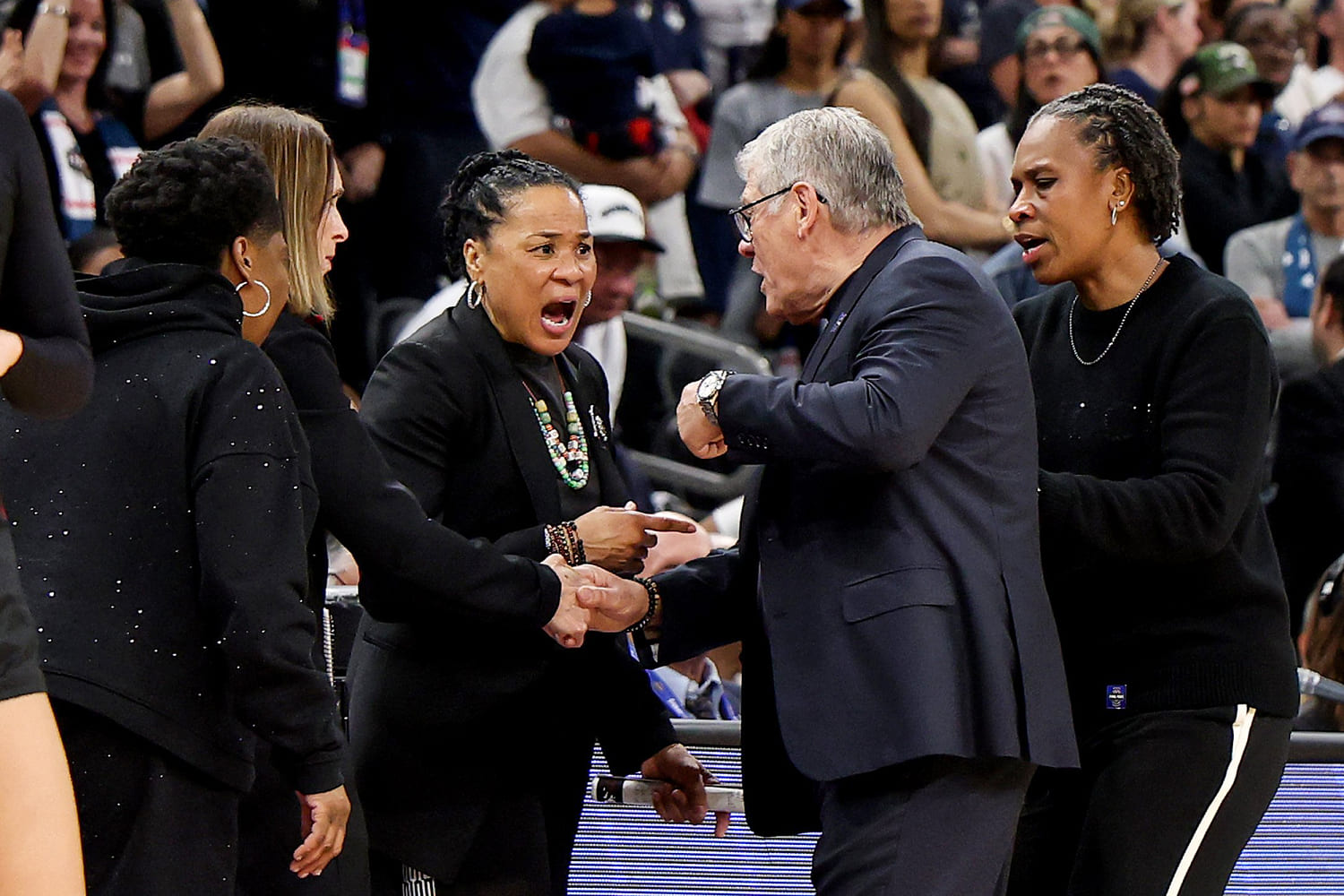 Geno Auriemma apologizes for Final Four dustup with Dawn Staley