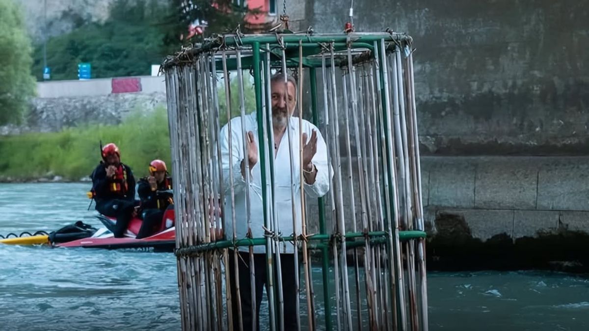 Does Italian town cage, dunk politician who made the year’s worst decision?