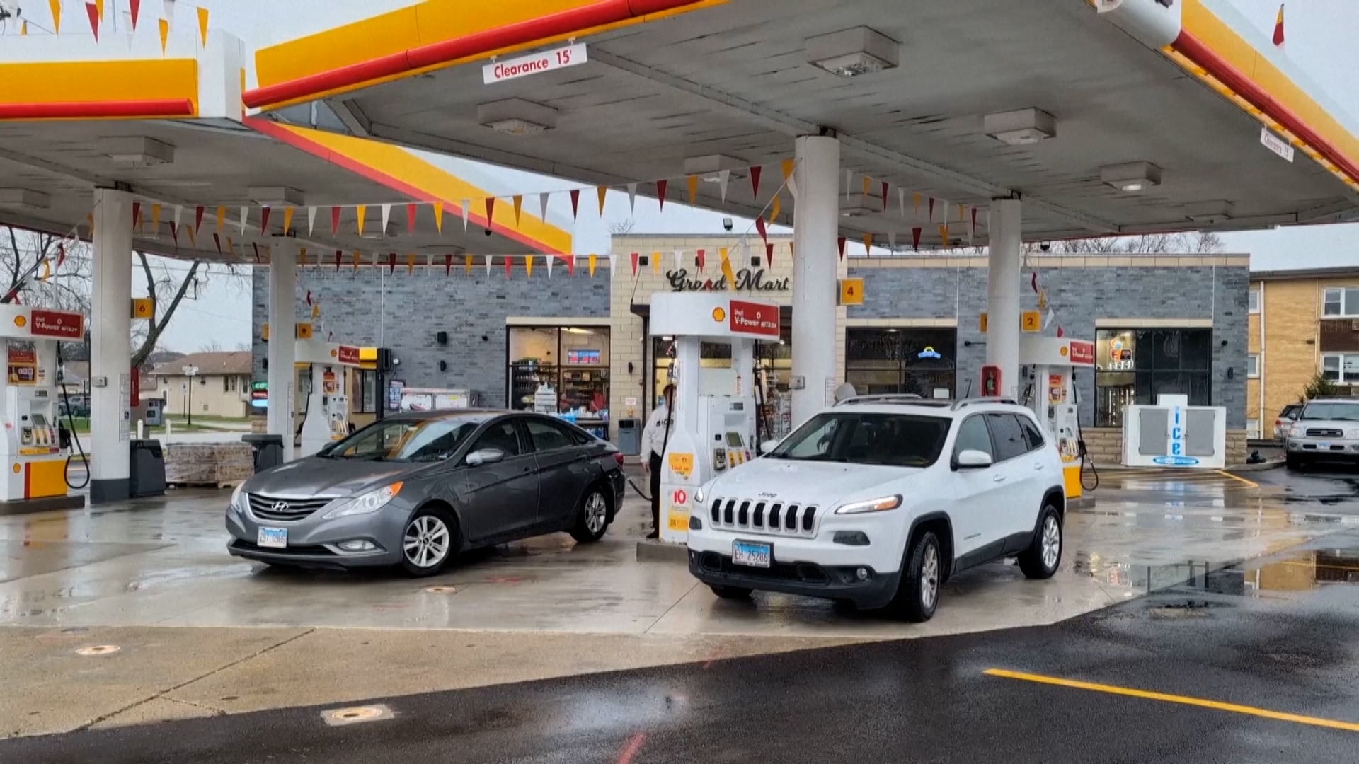 “We blame Trump”: Drivers line up for free gas as prices surge in the US
