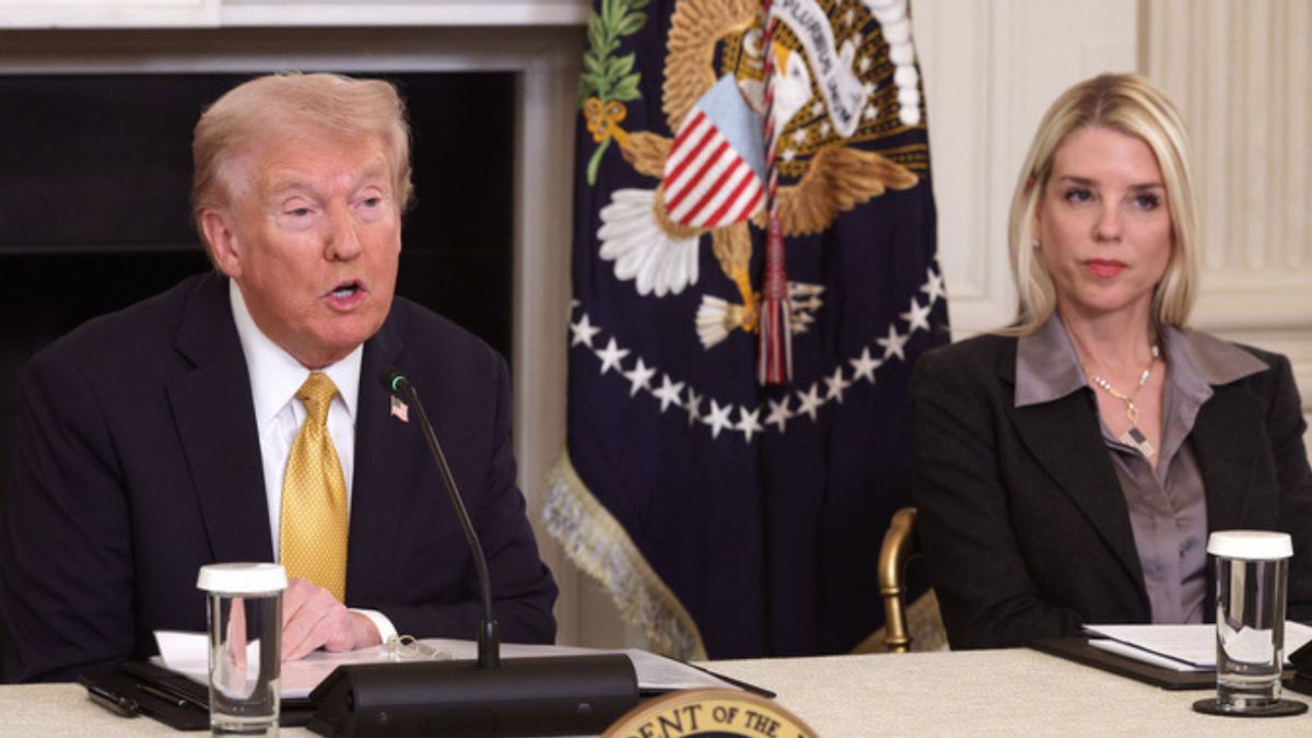 Did Pam Bondi release explicit photos of Trump? Here’s the truth