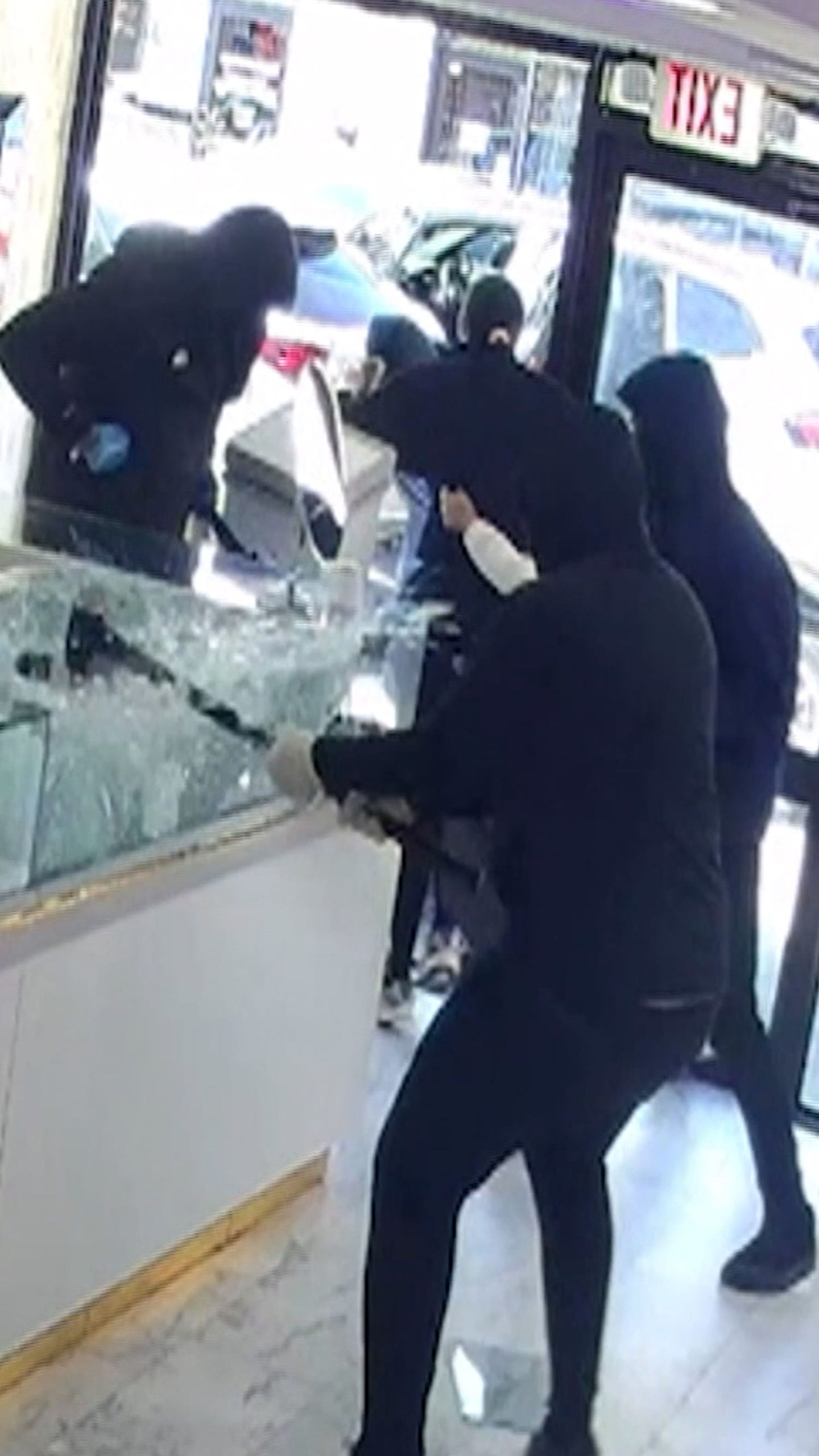 Video captures jewelry store robbery in New Jersey