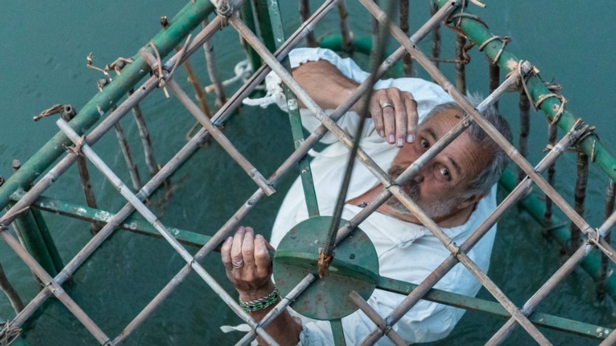 Does Italian town cage politicians, dunk them in freezing river? Here’s the real story