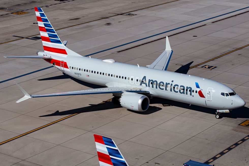 American Airlines shoots down United merger rumors while flattering Trump