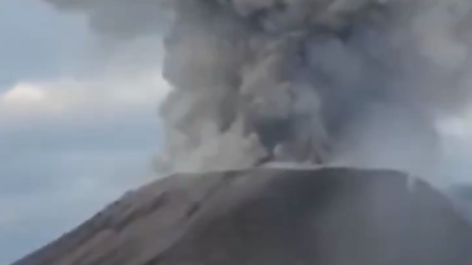 Video: Moment hikers get caught in Guatemala volcano eruption