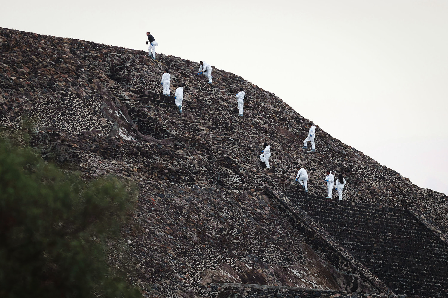Tourists describe terrifying moments during deadly shooting at Mexico pyramid site