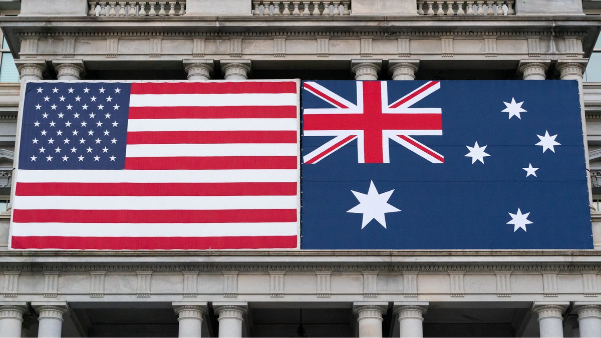 Does photo prove Trump admin displayed Australian flag on White House office building for King Charles III visit?