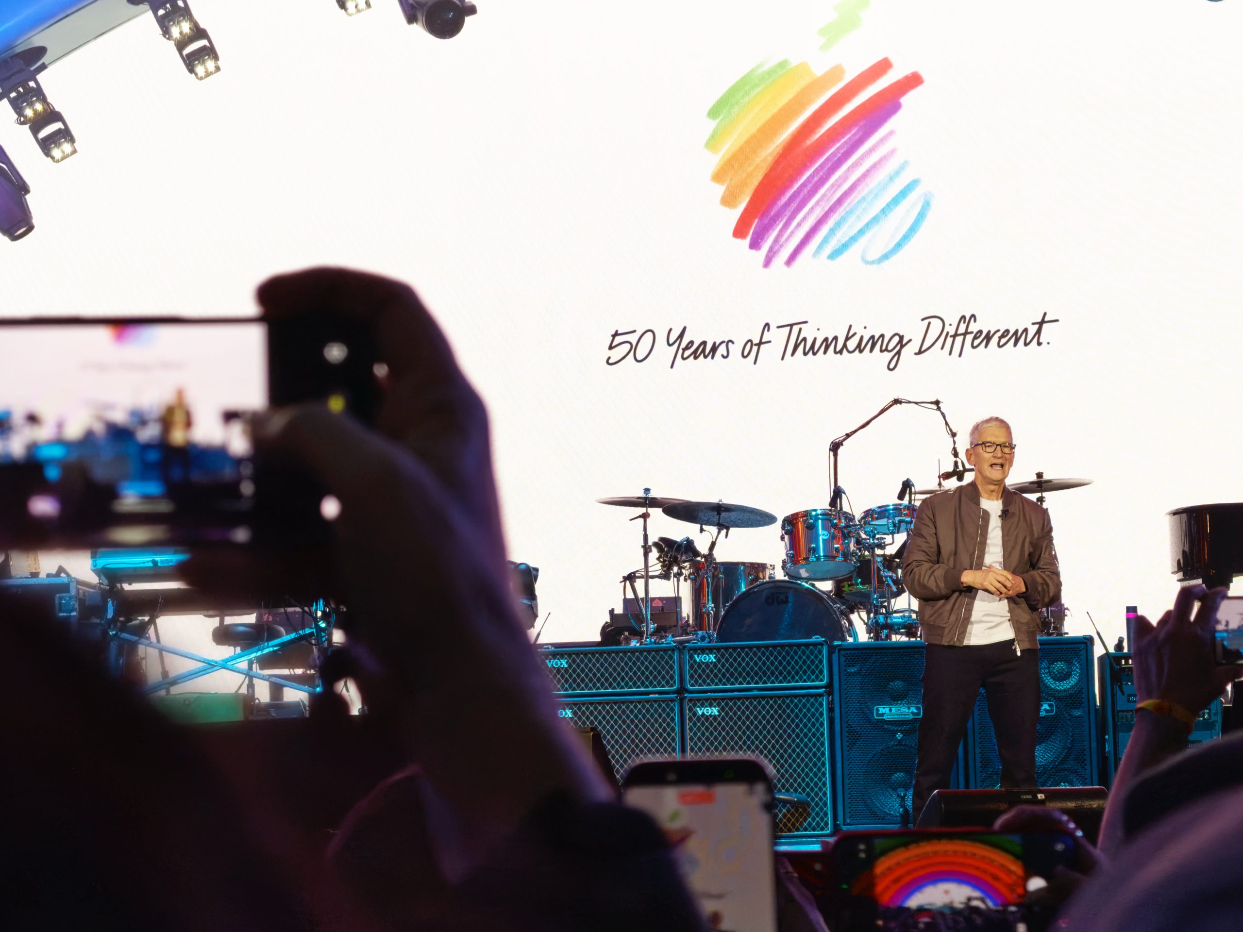 Apple breaks records, admits it can’t make Macs fast enough