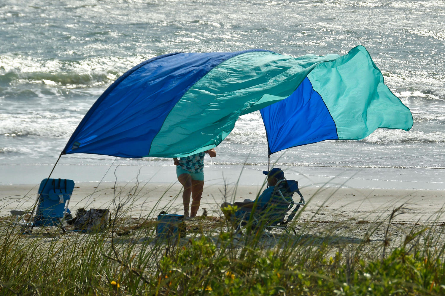 2 killed in Florida amid strong winds and ‘extremely rough’ ocean conditions