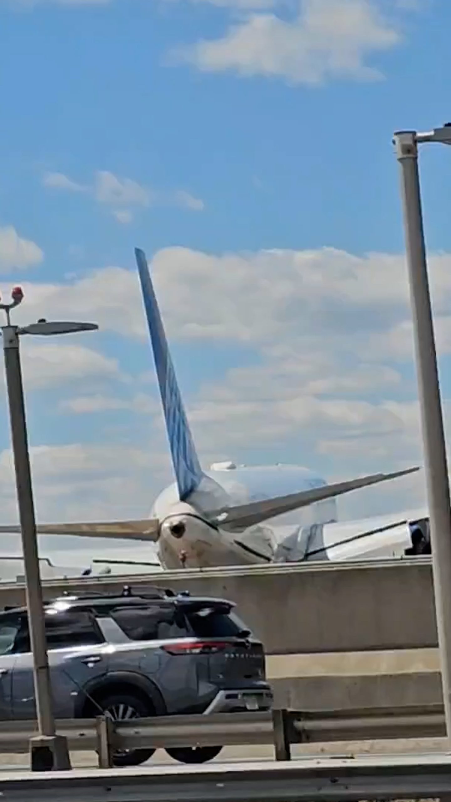 United plane strikes pole on approach to Newark airport