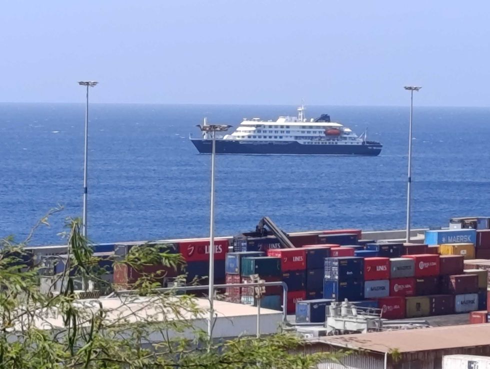 stricken-cruise-ship-marooned-as-deadly-rat-borne-virus-spreads