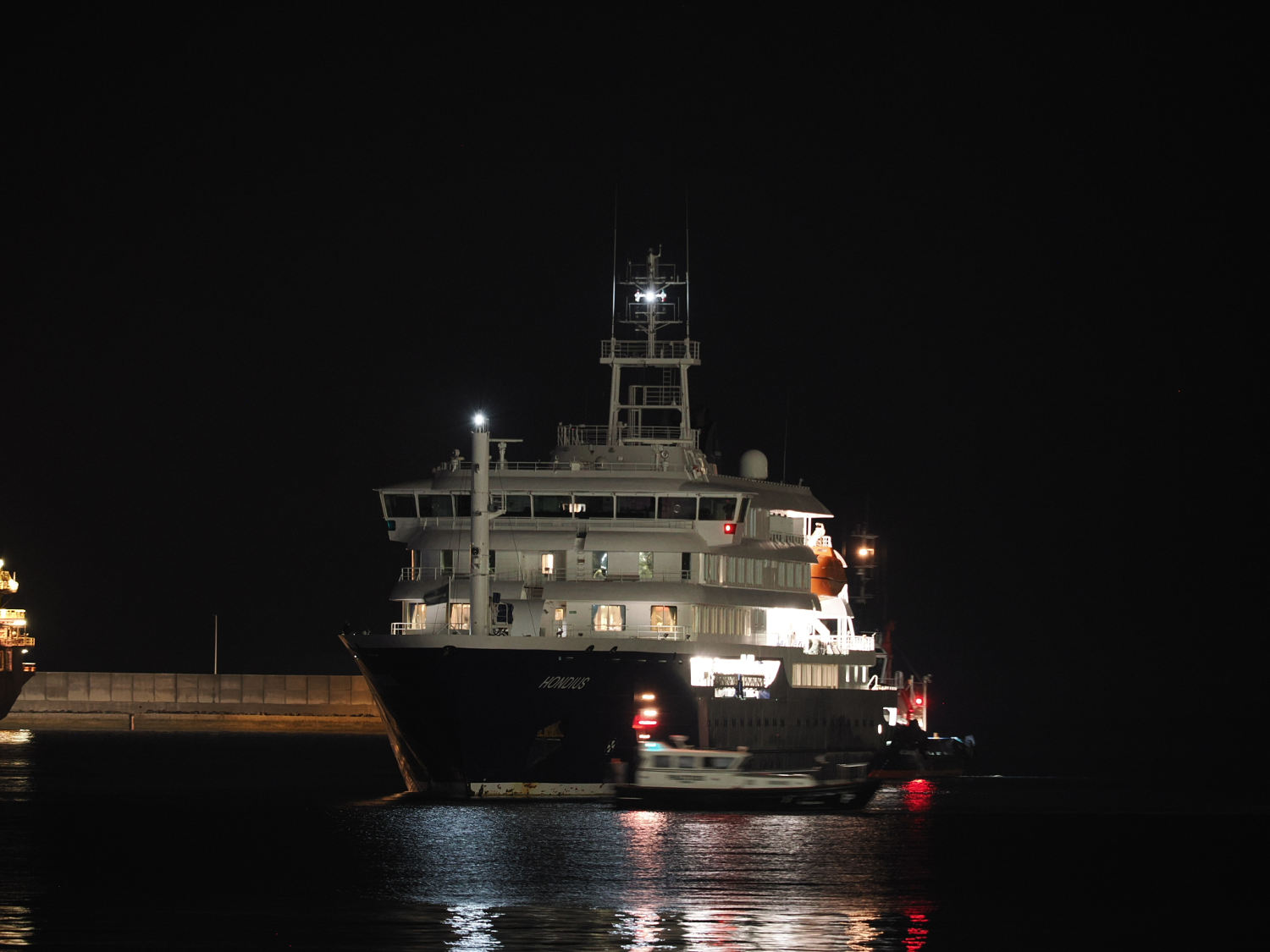 Hantavirus-stricken cruise ship arrives in Tenerife