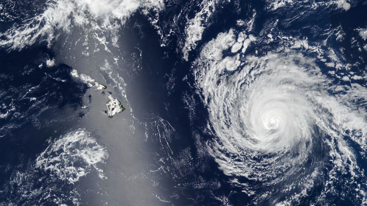 Shimmering silver ‘sunglint’ obscures Hawaii as hurricane approaches — Earth from space