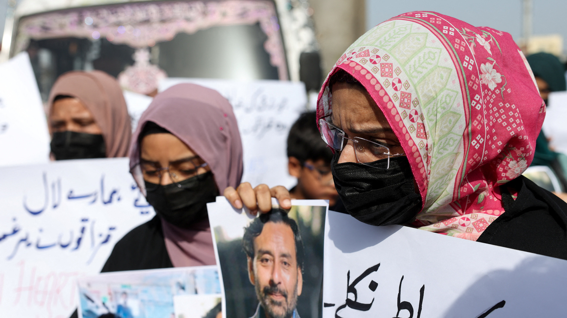 Families demand release of Pakistani crew captured by Somali pirates