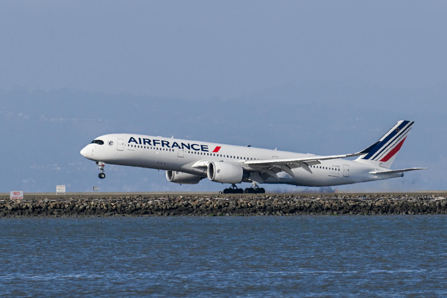 U.S.-bound flight diverted to Canada after Congolese passenger boarded ‘in error’ amid Ebola outbreak