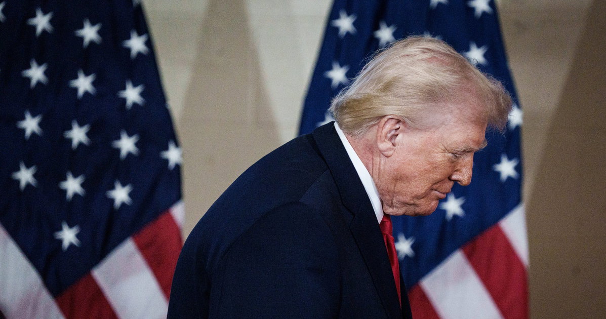 Remember this CNN host’s stunned one-word reaction to bizarre Trump comment caught on hot mic?