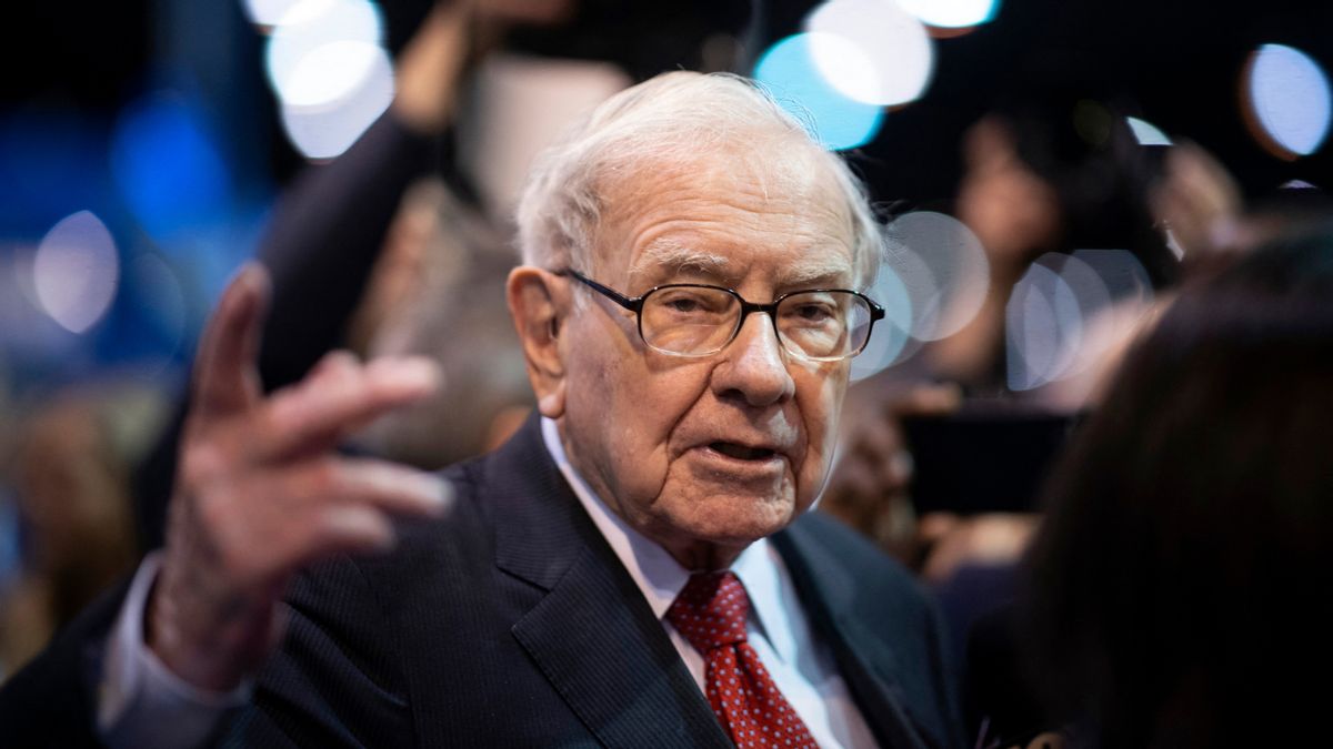 Did Warren Buffett warn of Trump declaring martial law and ‘canceling’ democracy? Here’s the truth