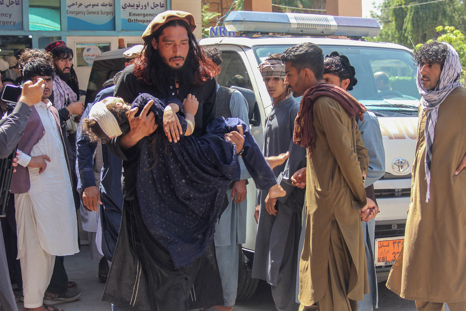 Truck carrying returning refugees crashes in eastern Afghanistan, killing 22